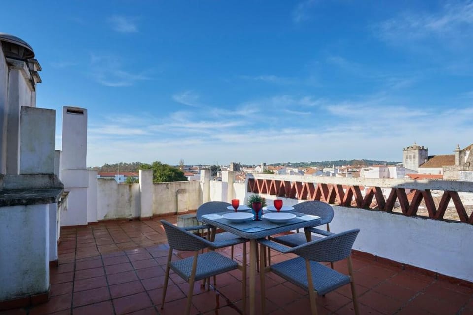 Modern 2 BR Near Praça do Giraldo w/ balcony Vacation rental in Evora