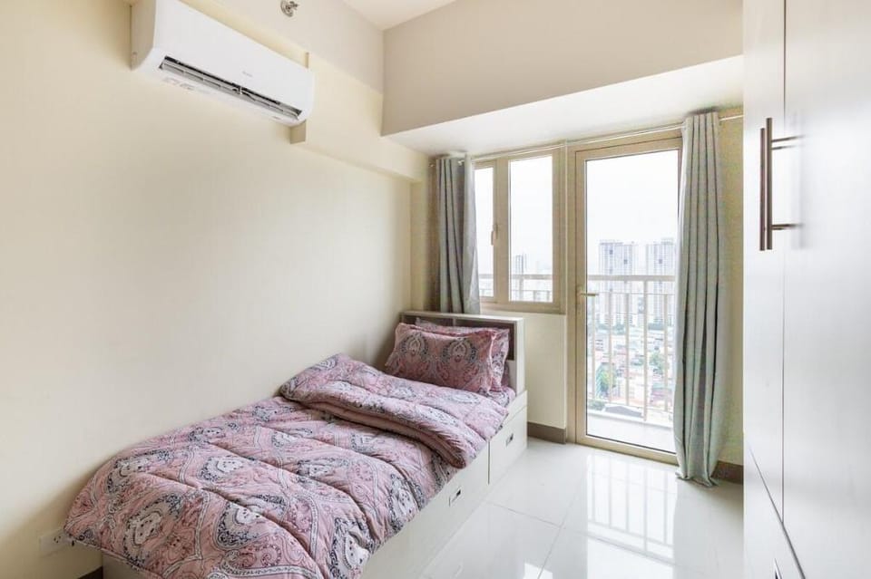 Luxury Sunset Views Prime Location near CCP/MOA Apartment in Pasay