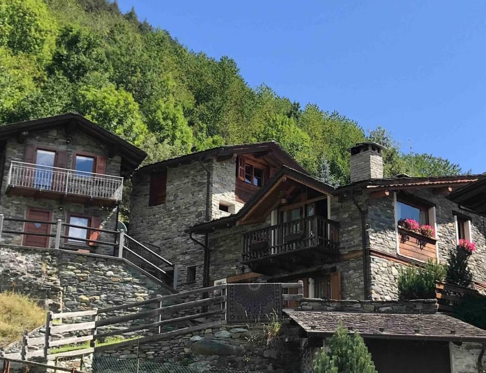 Baita in pietra vicino Funivia Chiesa V -1001Notte Vacation rental in Province of Brescia