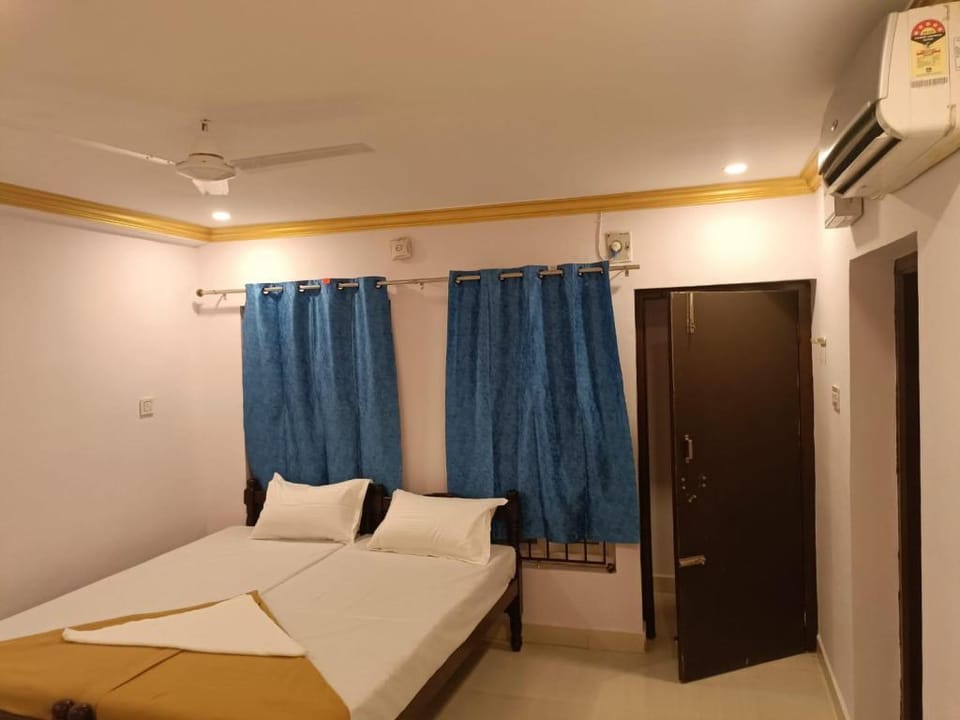 Sea Waves Rooms And Restaurant Apartment in Tamil Nadu