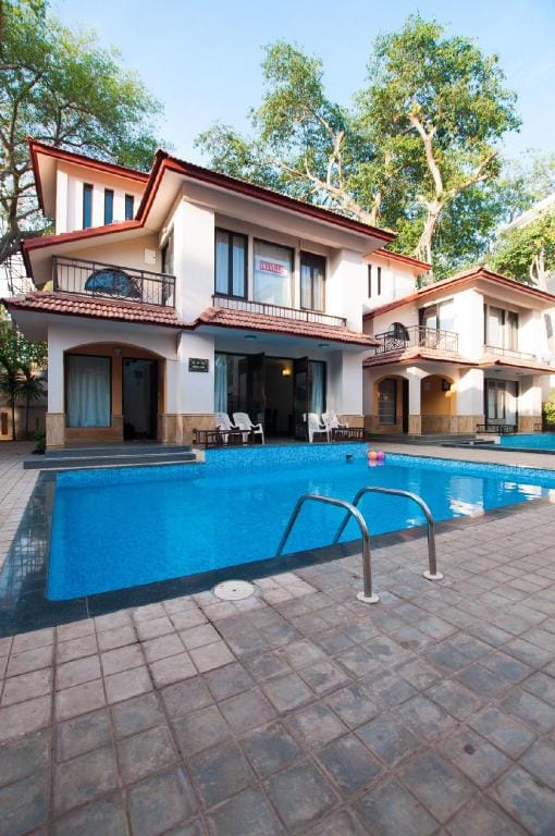 SNS beach holiday villa with private swimming pool Villa in Calangute