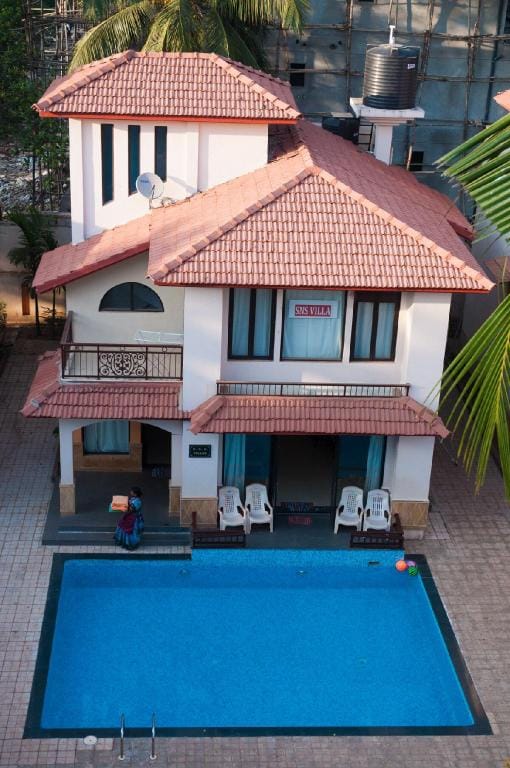 SNS beach holiday villa with private swimming pool Villa in Calangute