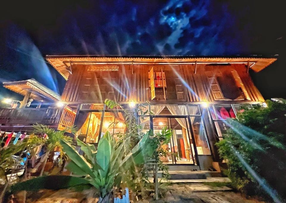 Kiwlom - Chomlakorn, King Bed Room with Balcony Apartment in Thailand
