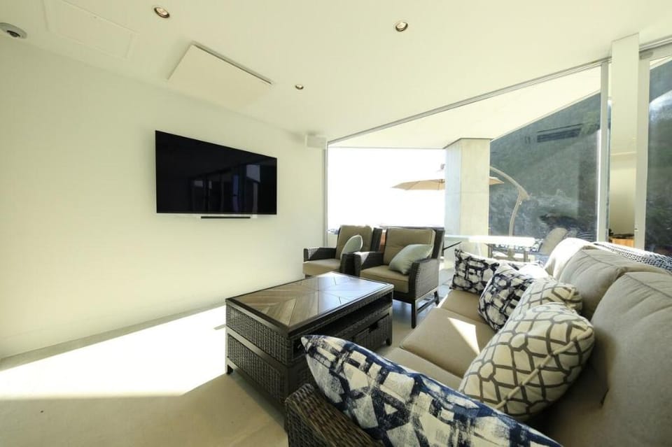 BEACHTERRACEKUSHIMOTO Oceanfront 5 Room Rental Same Rate for 1 to 12 Guests Villa in Japan