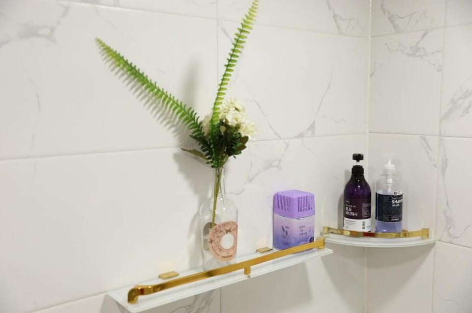 J1 Hongdae Two-room, 2-minute walk from Hongdae Subway Station Exit 6, right in front of the park Apartment in Seoul