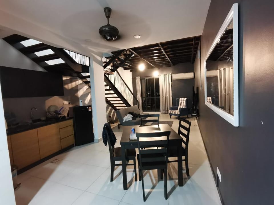 Duplex Apartment Lakeview - Free Netflix & WiFi Apartment in Putrajaya