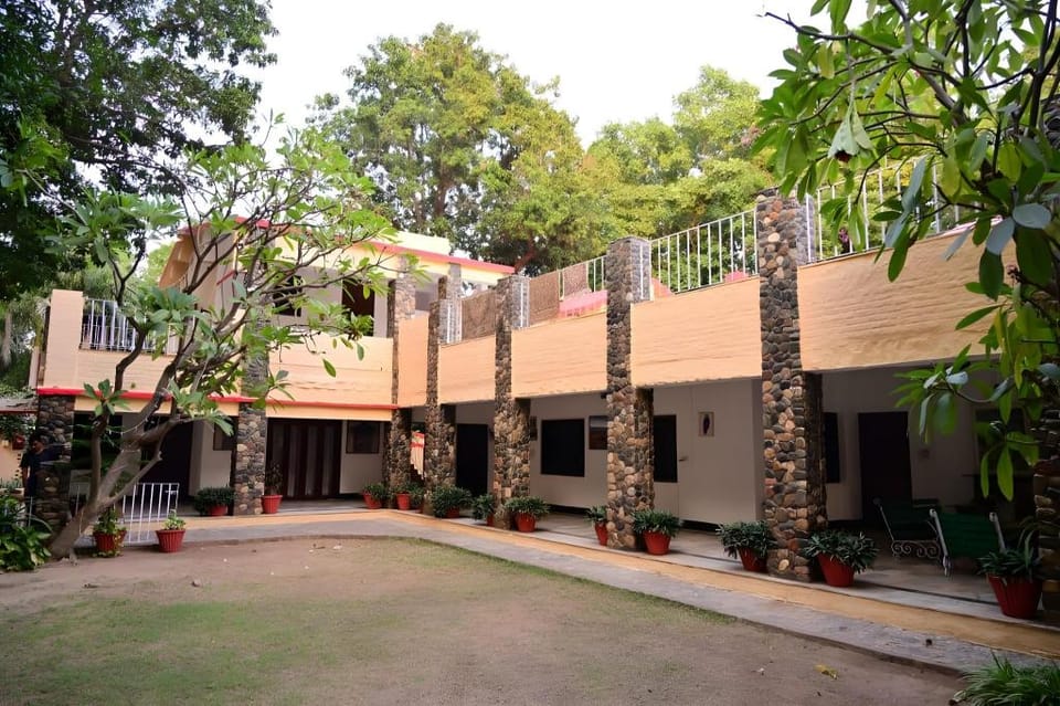 Leopard's Lair Jungle Lodge Hotel in Rajasthan