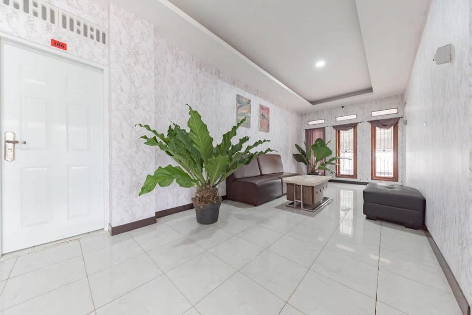 RedDoorz Syariah Plus near Tugu Bubur Ayam Cianjur Hotel in West Java