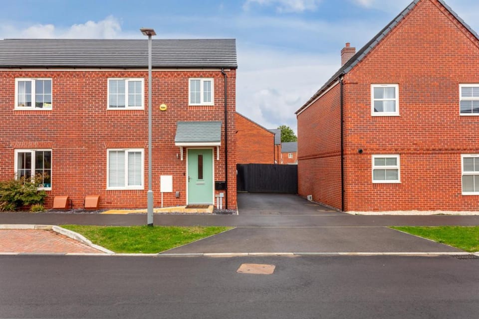 Pristine House in Prime Location - Sleeps up to 5 Guests - Driveway Parking, Fast Wifi and SmartTV by QQS Home Limited Apartment in Aylesbury Vale