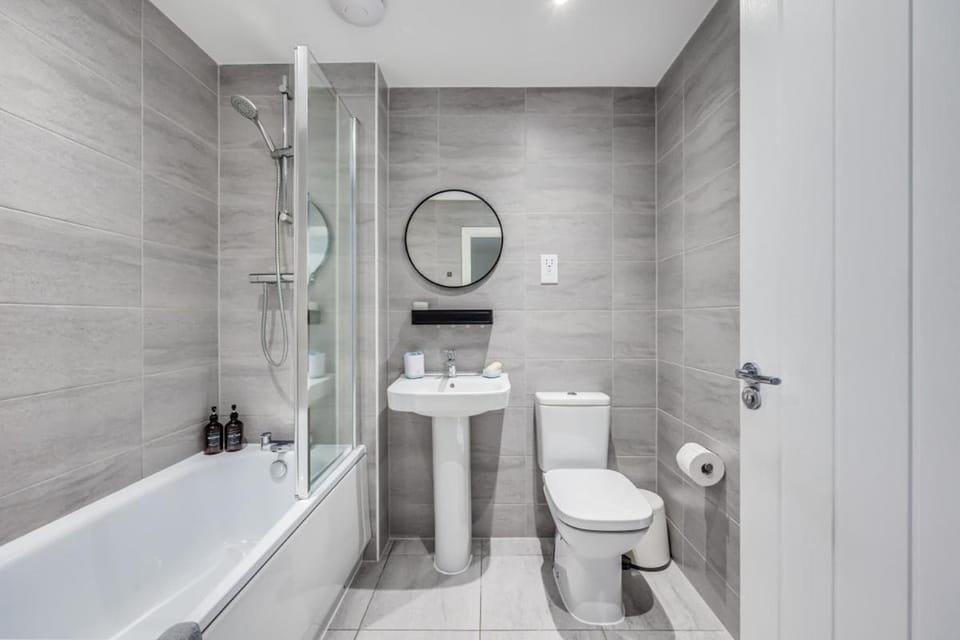Pristine House in Prime Location - Sleeps up to 5 Guests - Driveway Parking, Fast Wifi and SmartTV by QQS Home Limited Apartment in Aylesbury Vale