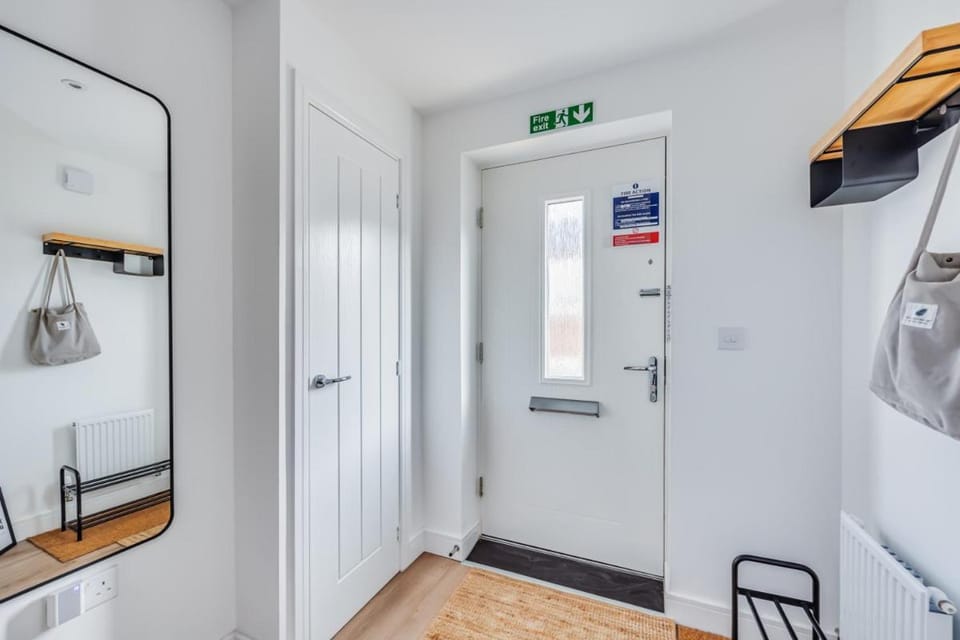Pristine House in Prime Location - Sleeps up to 5 Guests - Driveway Parking, Fast Wifi and SmartTV by QQS Home Limited Apartment in Aylesbury Vale