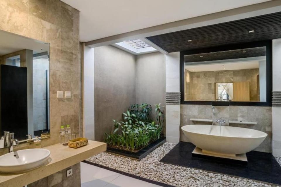 Entire 1BR Bedroom Pool Villa #R7 Villa in North Kuta