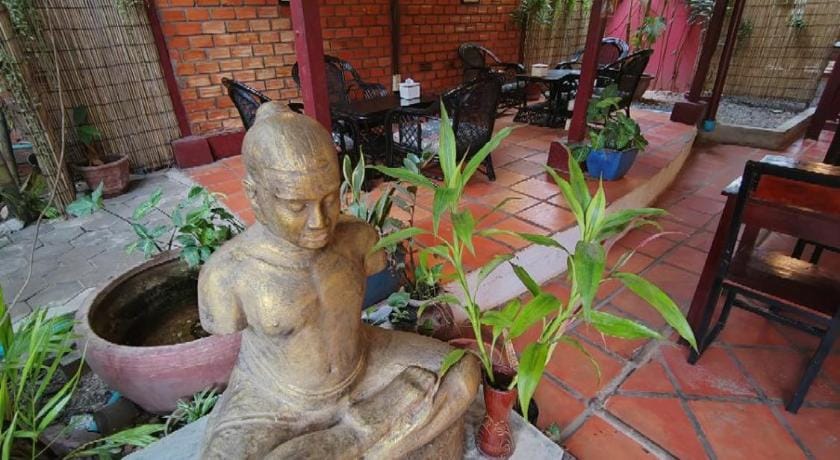 Soben Cafe Guesthouse & Restaurant Bed and Breakfast in Krong Siem Reap