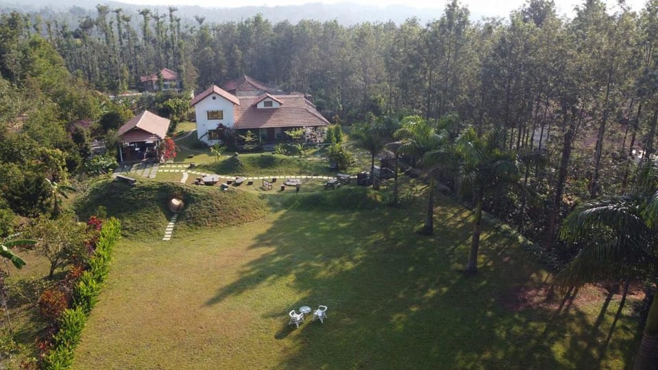 StayVista at Sienna - Strelitzia 3BHK with Breakfast and Jacuzzi - Luxury Homestay Villa in Karnataka