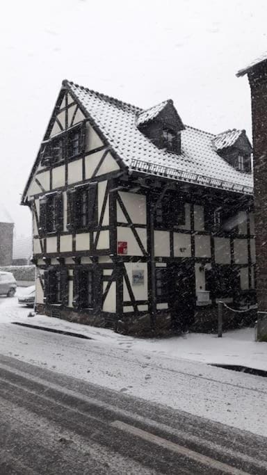 altes romantisches Fachwerkhaus in Rheinnähe auch für Workation geeignet Vacation rental in Cologne