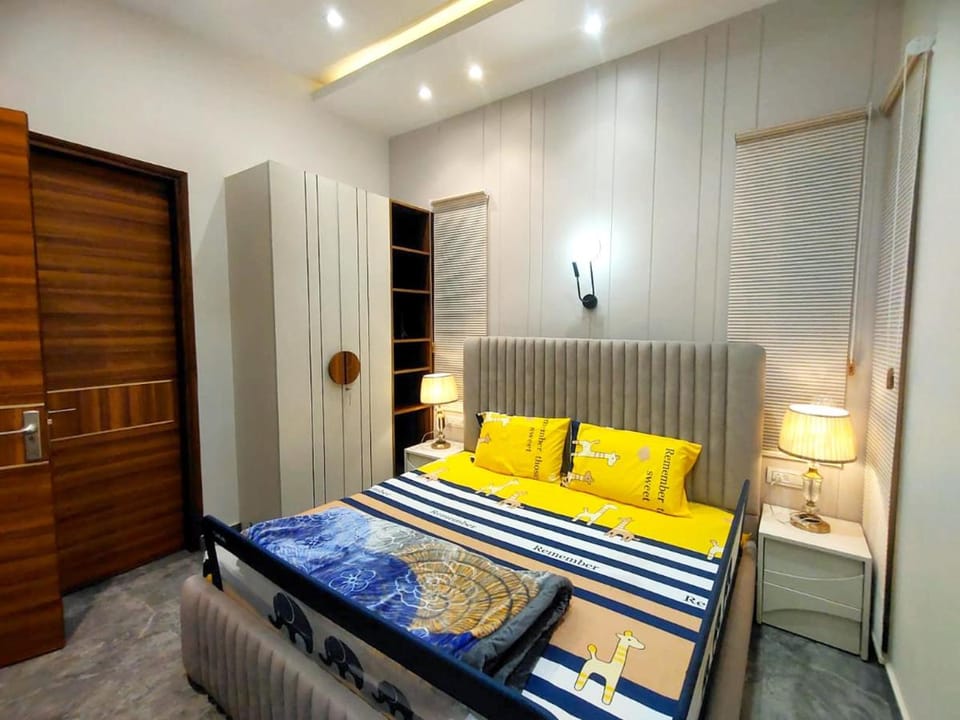 Shaw Estate- Near Expo Mart, Mehra Farm Vacation rental in Noida