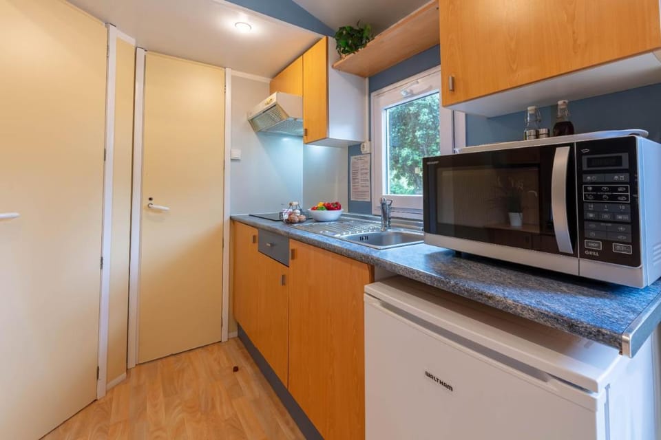 La Doucette, mobil-home climatisé au cœur du vignoble et à 50m de la mer Vacation rental in Hyères