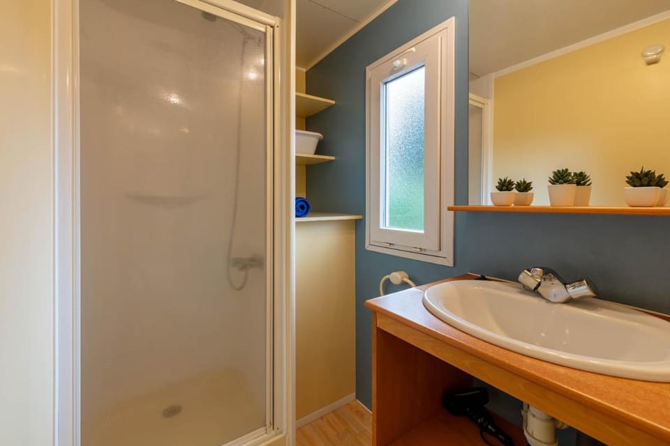 La Doucette, mobil-home climatisé au cœur du vignoble et à 50m de la mer Vacation rental in Hyères