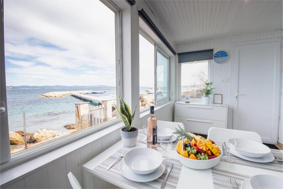 La Roche, cabanon cosy les pieds dans l'eau avec vue exceptionnelle Vacation rental in Hyères