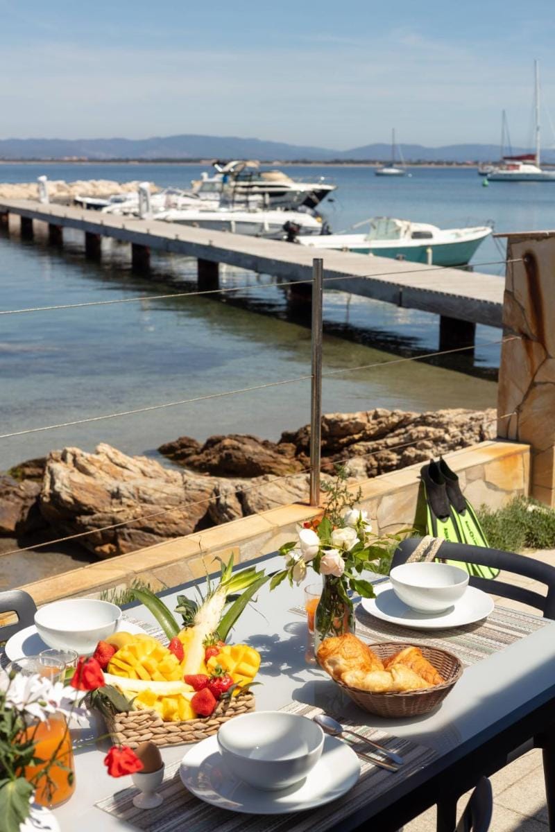 La Roche, cabanon cosy les pieds dans l'eau avec vue exceptionnelle Vacation rental in Hyères