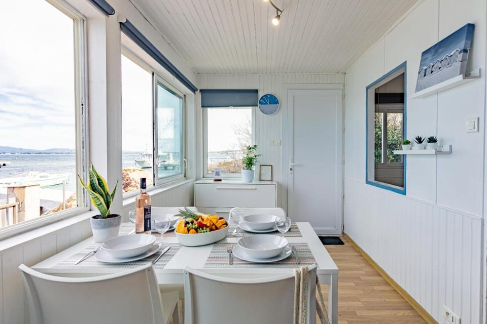 La Roche, cabanon cosy les pieds dans l'eau avec vue exceptionnelle Vacation rental in Hyères