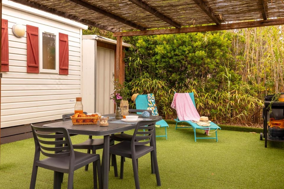L'Estrellus, mobil-home climatisé au cœur du vignoble à quelques mètres de la mer Vacation rental in Hyères