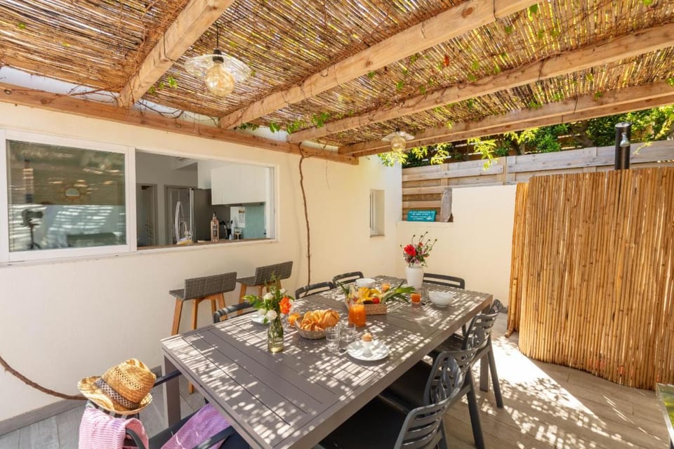 Mon Rêve, charmant cabanon les pieds dans l'eau à la Madrague, confortable et lumineux Vacation rental in Hyères