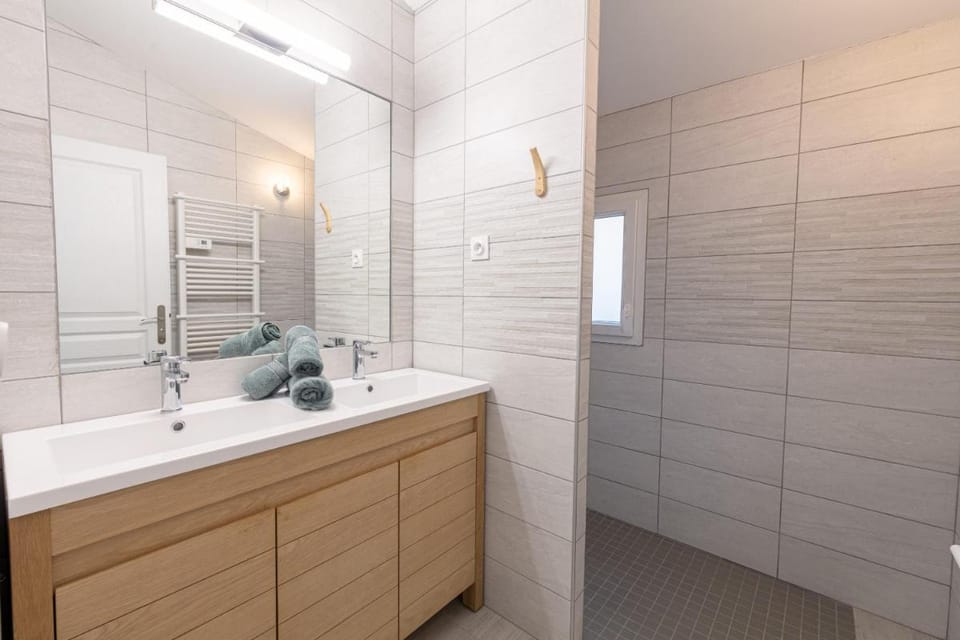 Mon Rêve, charmant cabanon les pieds dans l'eau à la Madrague, confortable et lumineux Vacation rental in Hyères