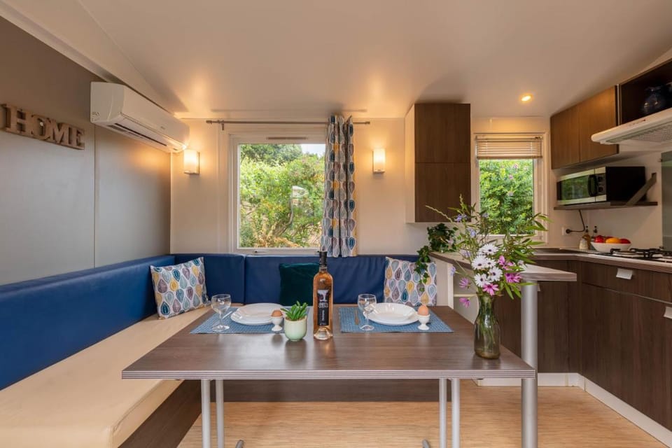 Le Mimosa, mobil-home climatisé au cœur du vignoble et à quelques mètres de la mer Vacation rental in Hyères