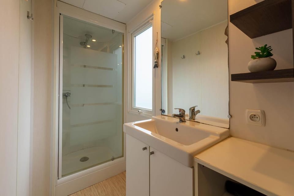 Le Mimosa, mobil-home climatisé au cœur du vignoble et à quelques mètres de la mer Vacation rental in Hyères
