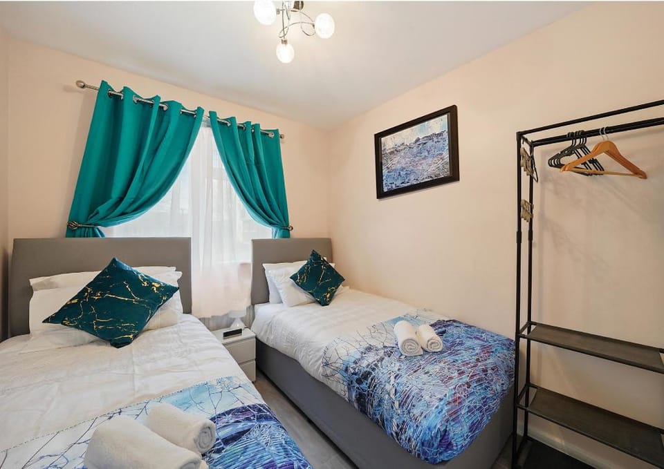 Modern 3 Bed Luxury House near London city airport Vacation rental in London