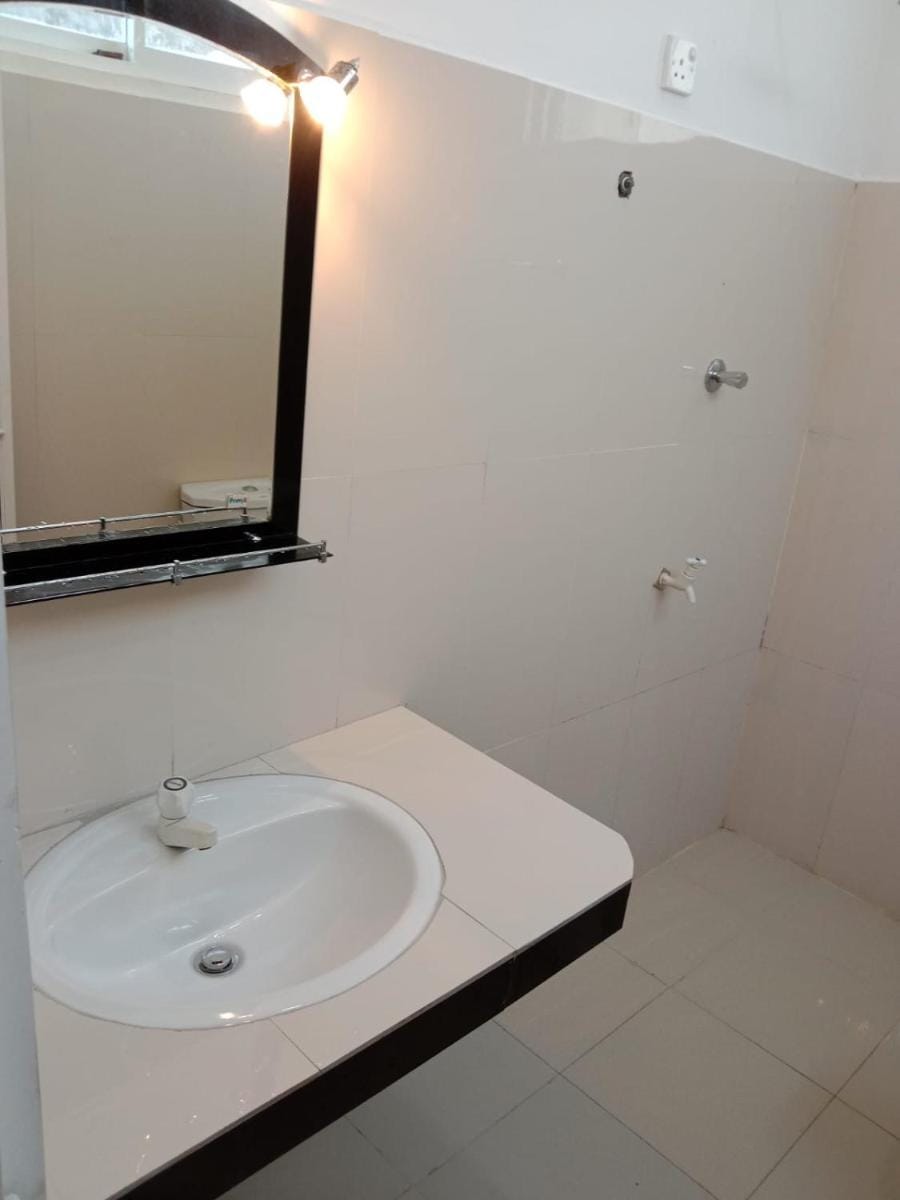 Happy Stay Holiday Inn Bed and Breakfast in Hikkaduwa