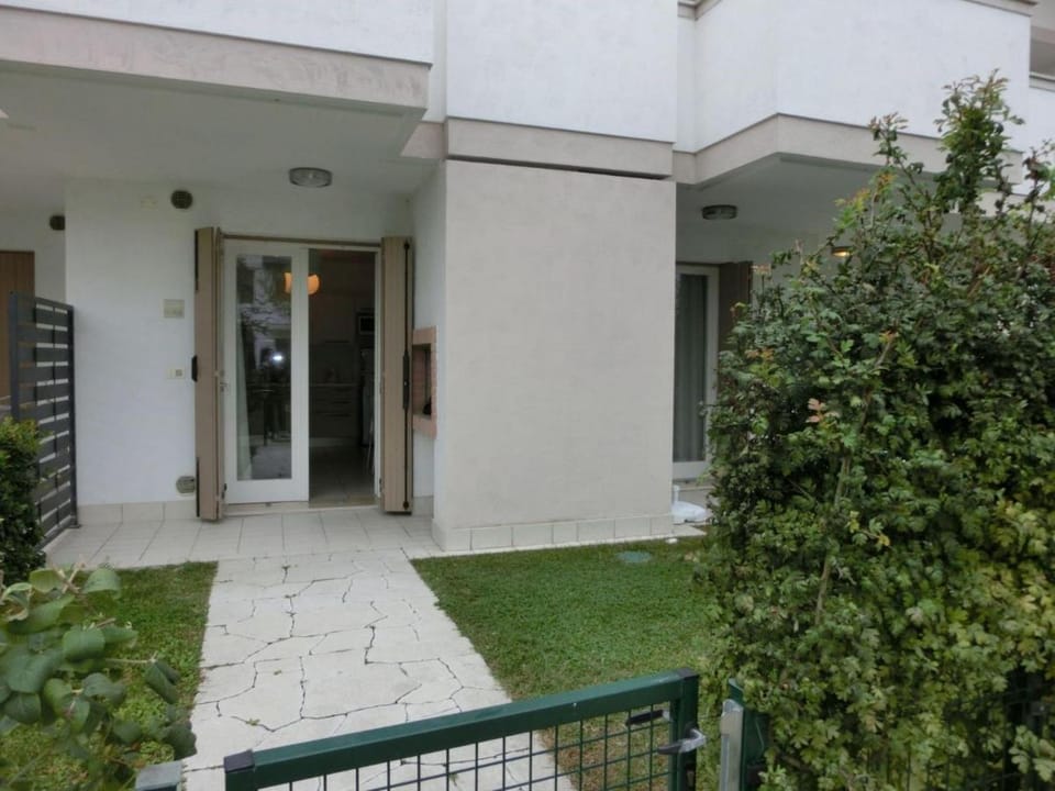 Lovely flat wiht enclosed garden and fireplace Apartment in Bibione