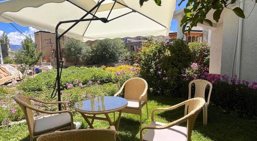 Chakzot garden house Bed and Breakfast in India
