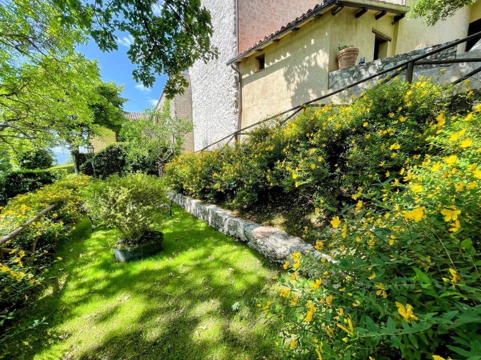 Vicolo - sleeps 5 with air con, wifi, balcony for dining and pool Vacation rental in Umbria