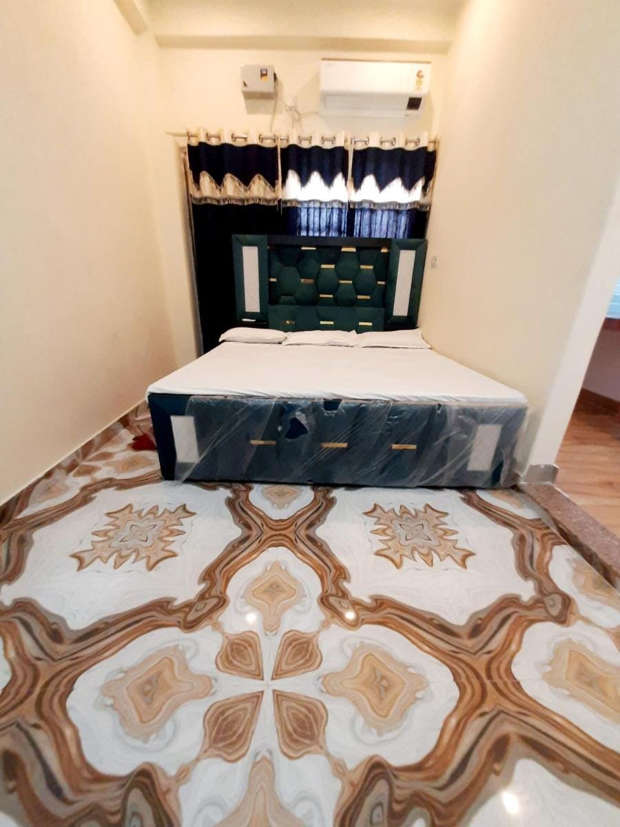 Banaras Apartment Homestay 7BHK AC & NON AC ROOMS in KASHI VISHWANATH JYOTIRLING Bed and Breakfast in Varanasi