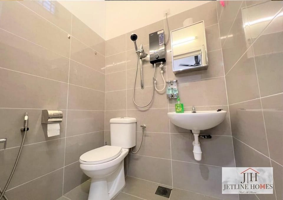 Melaka {Terraced House} / 8Pax/ WIFI/City Vacation rental in Malacca