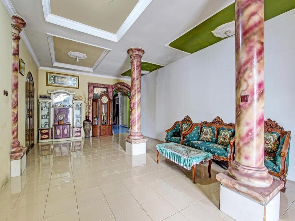 SPOT ON 92188 Ndalem Eyang Guesthouse Syariah Hotel in Indonesia