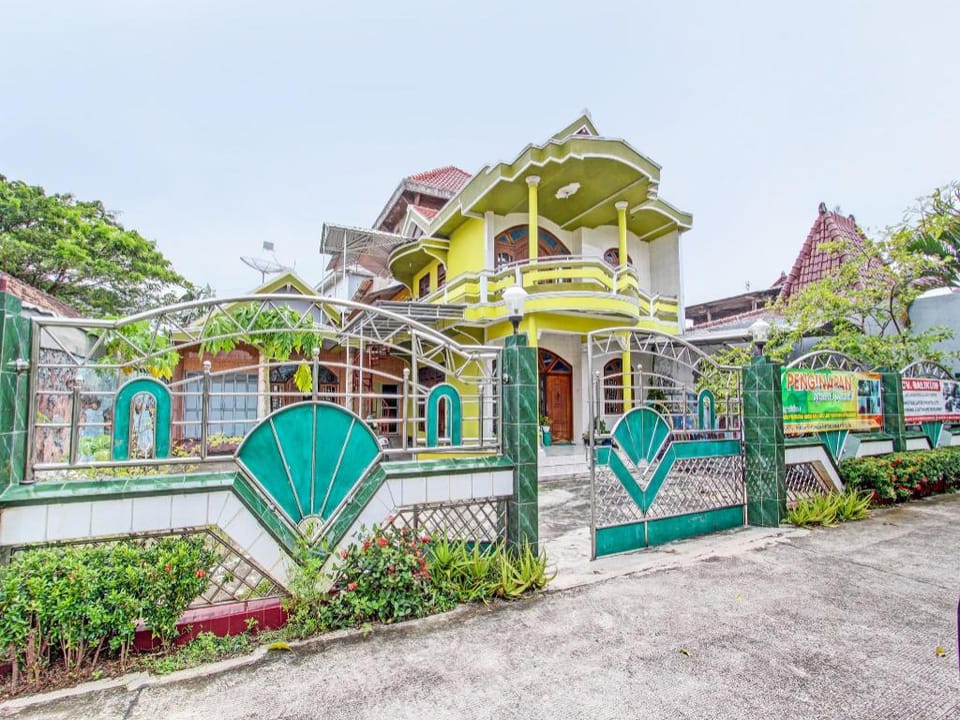 SPOT ON 92188 Ndalem Eyang Guesthouse Syariah Hotel in Indonesia