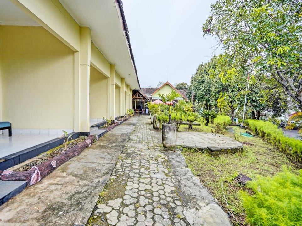 Capital O 92162 Hotel Wisata Karya Hotel in East Java