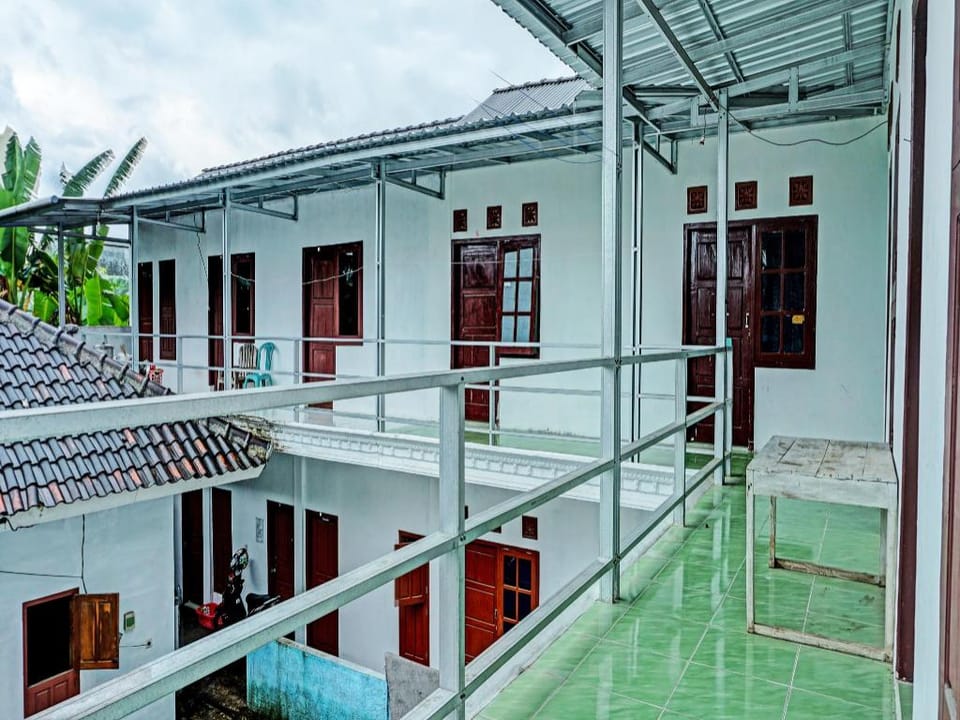 OYO Life 92222 Sahabat Kost Syariah Pacitan Hotel in East Java