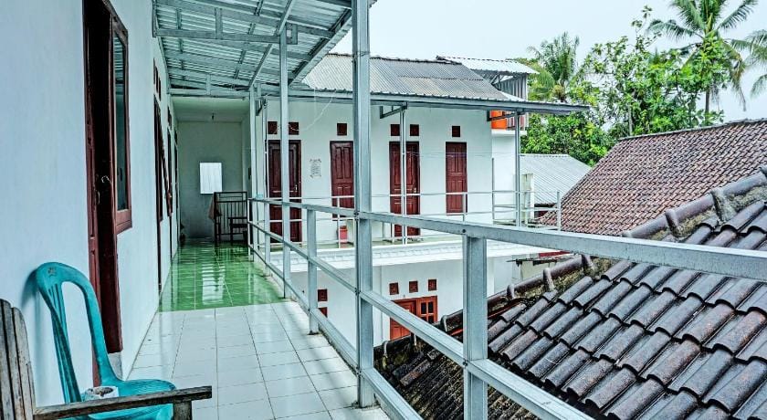 OYO Life 92222 Sahabat Kost Syariah Pacitan Hotel in East Java