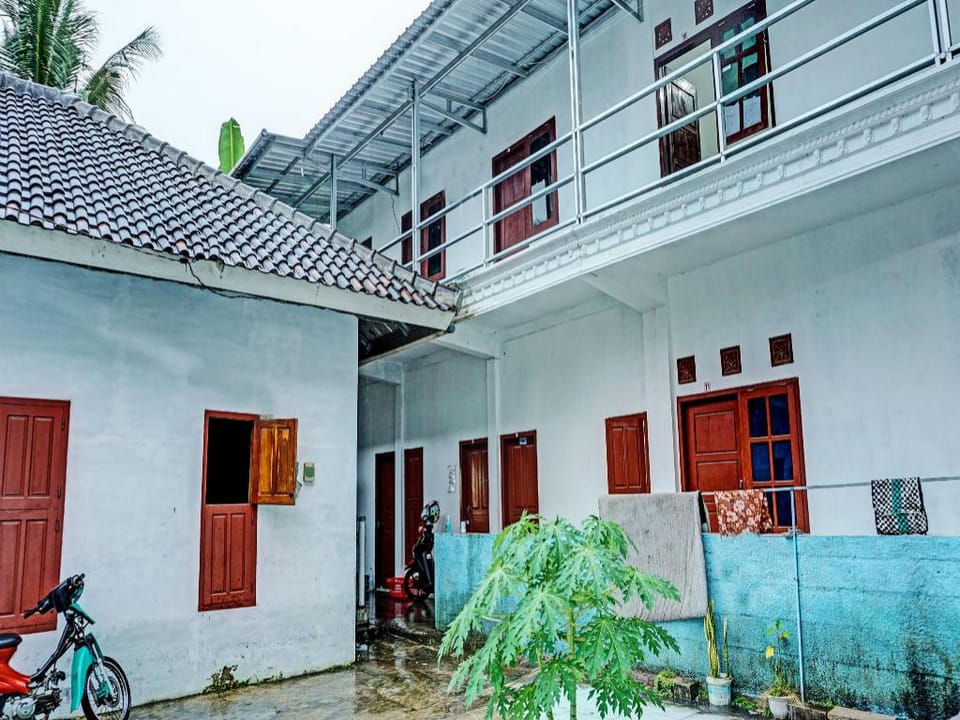 OYO Life 92222 Sahabat Kost Syariah Pacitan Hotel in East Java