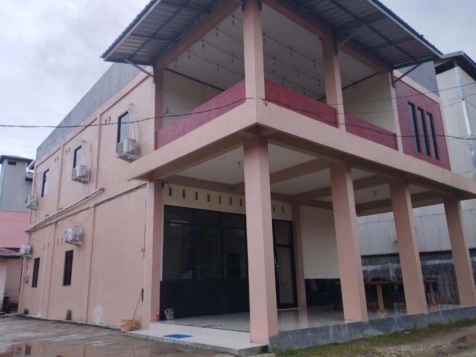 Hotel O Fanilly Guest House MarabahanNearJembatan Rumpiang Hotel in Indonesia