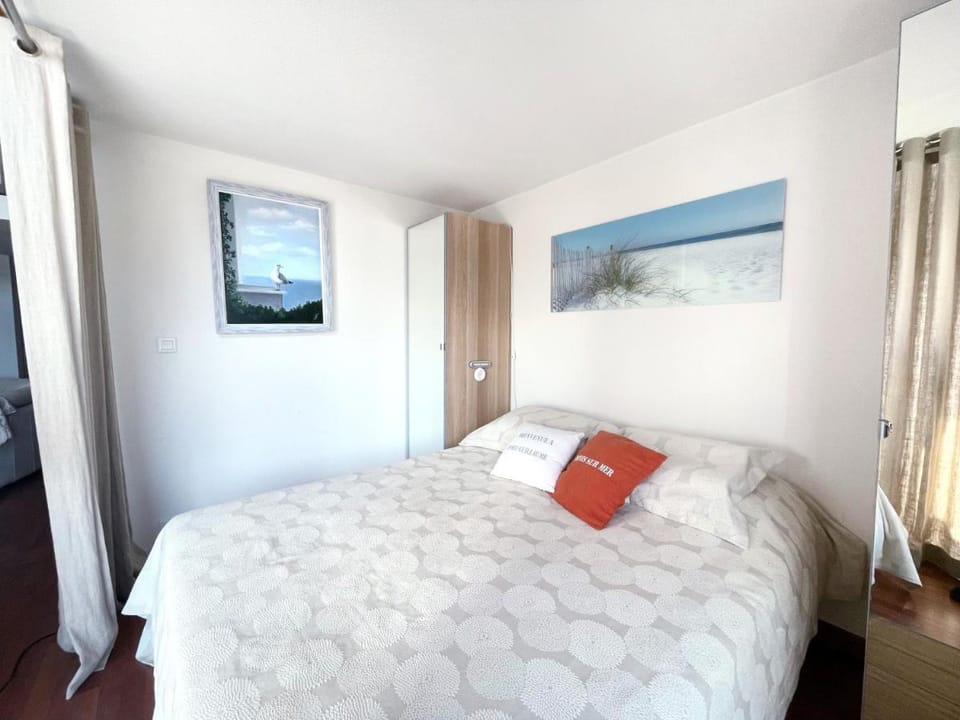 Loft duplex face au port, grande terrasse, plage pied, parking Apartment in Cabourg