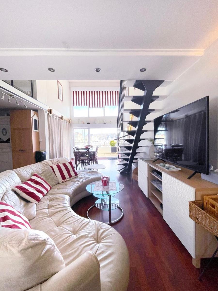 Loft duplex face au port, grande terrasse, plage pied, parking Apartment in Cabourg