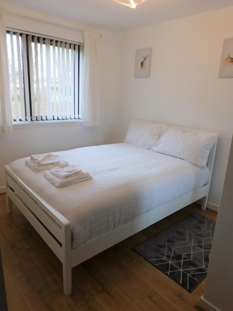 Two bed Apt, on Quiet Cul-de-Sac, Fab Location Apartment in Paisley