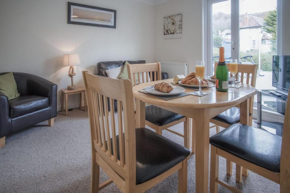 Sea Breeze Apt 2 - 2 Bedroom - Horton Beach Apartment in Wales