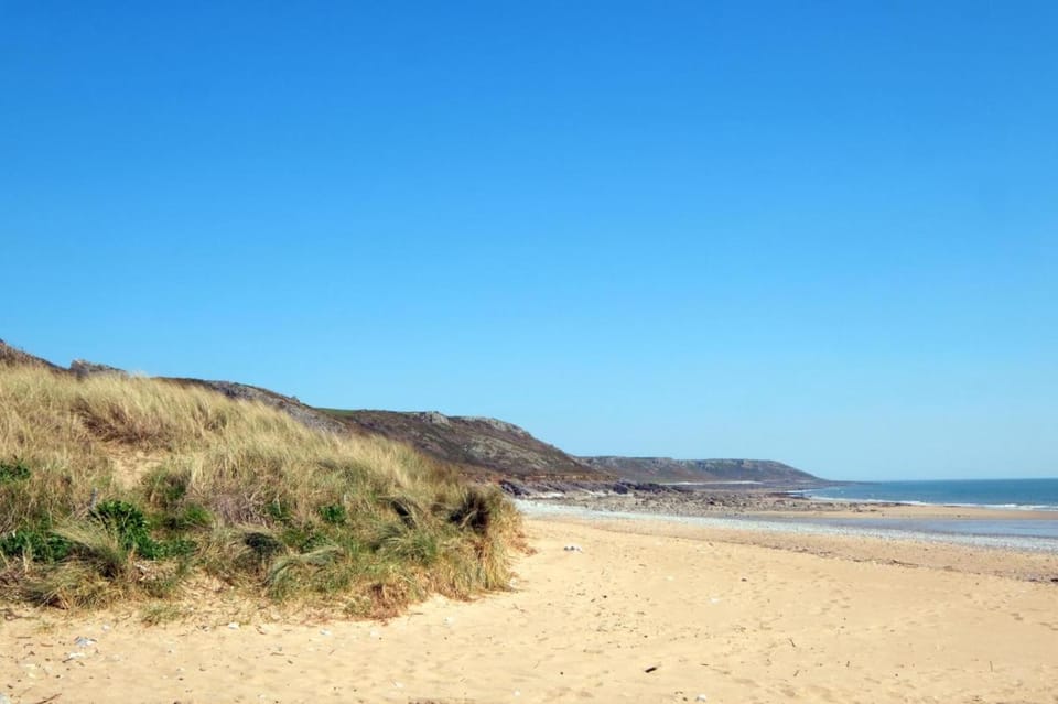 Sea Breeze Apt 2 - 2 Bedroom - Horton Beach Apartment in Wales