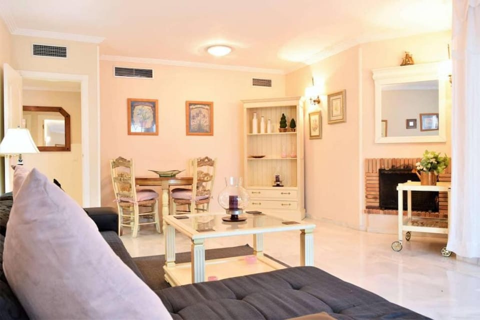 Easy Parking Poolside 2 Bedroom - E20 Apartment in Marbella